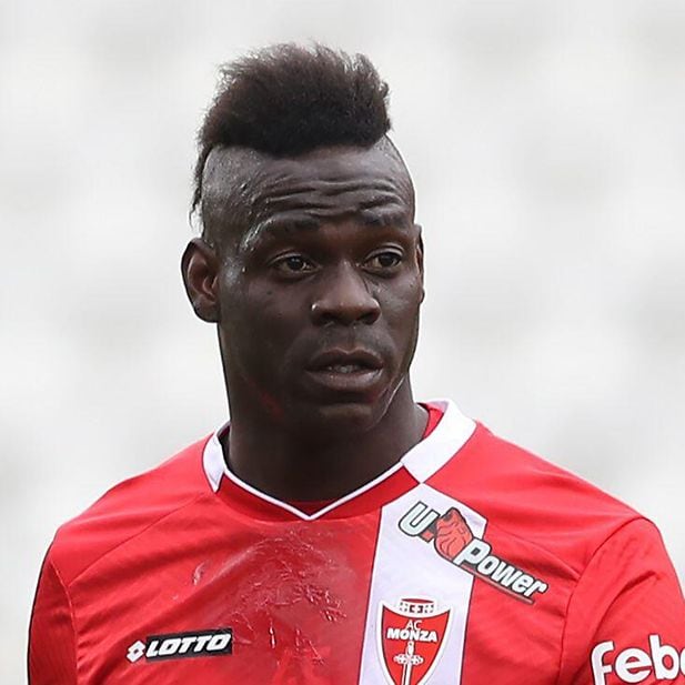 Which_footballers_wear_contact_lenses?_row_5