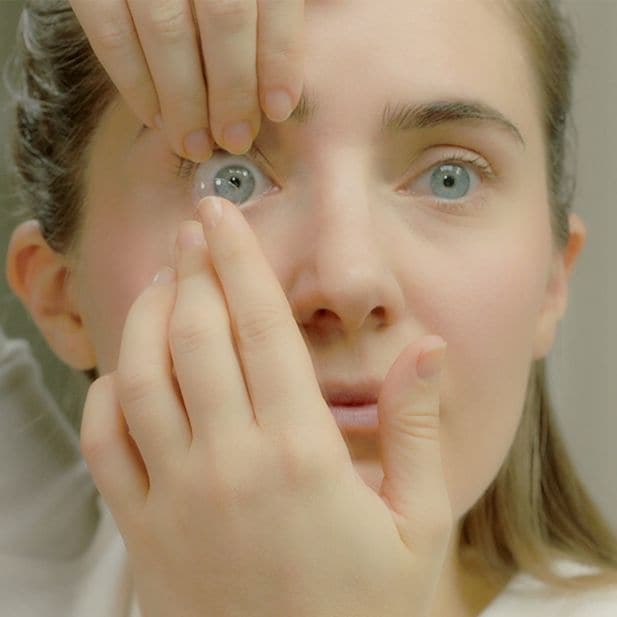 Wearing_contact_lenses_for_the_first_time:_our_tips_row_7