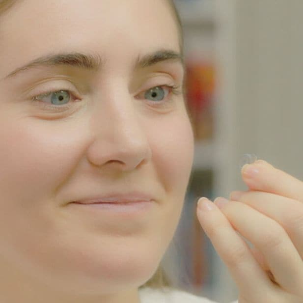 How_to_remove_contact_lenses_row_7