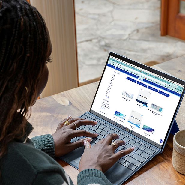 Een klant koopt contactlenzen op de website van Vision Direct. 