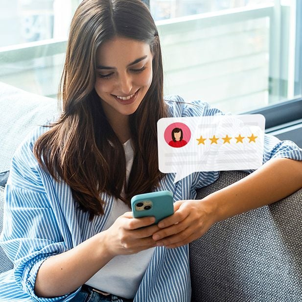 Een vrouw leest de Trustpilot-beoordelingen voor Vision Direct die andere klanten hebben geplaatst. 