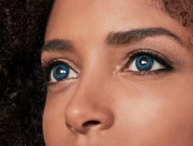 Close-up van het gezicht van een vrouw met blauwe kleurlenzen.
