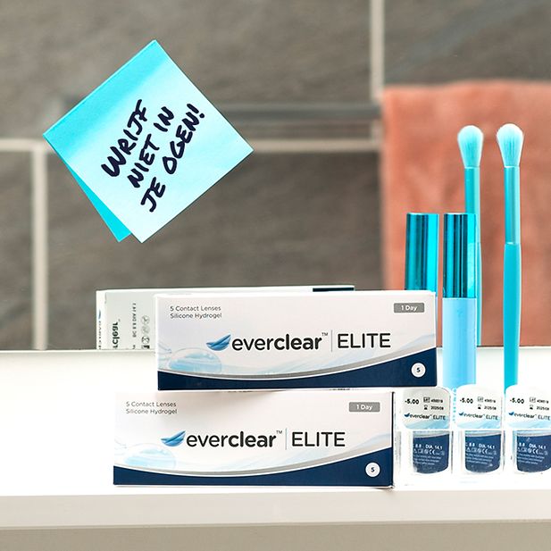 Notitieblaadje met ‘Wrijf niet in je ogen!!’ erop geschreven