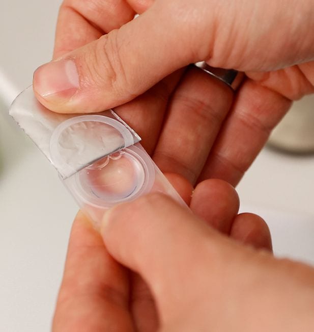Blister met contactlens wordt geopend