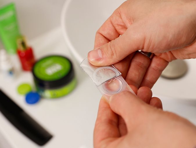 Blister met contactlens wordt geopend
