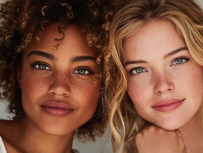 Twee glimlachende vrouwen
